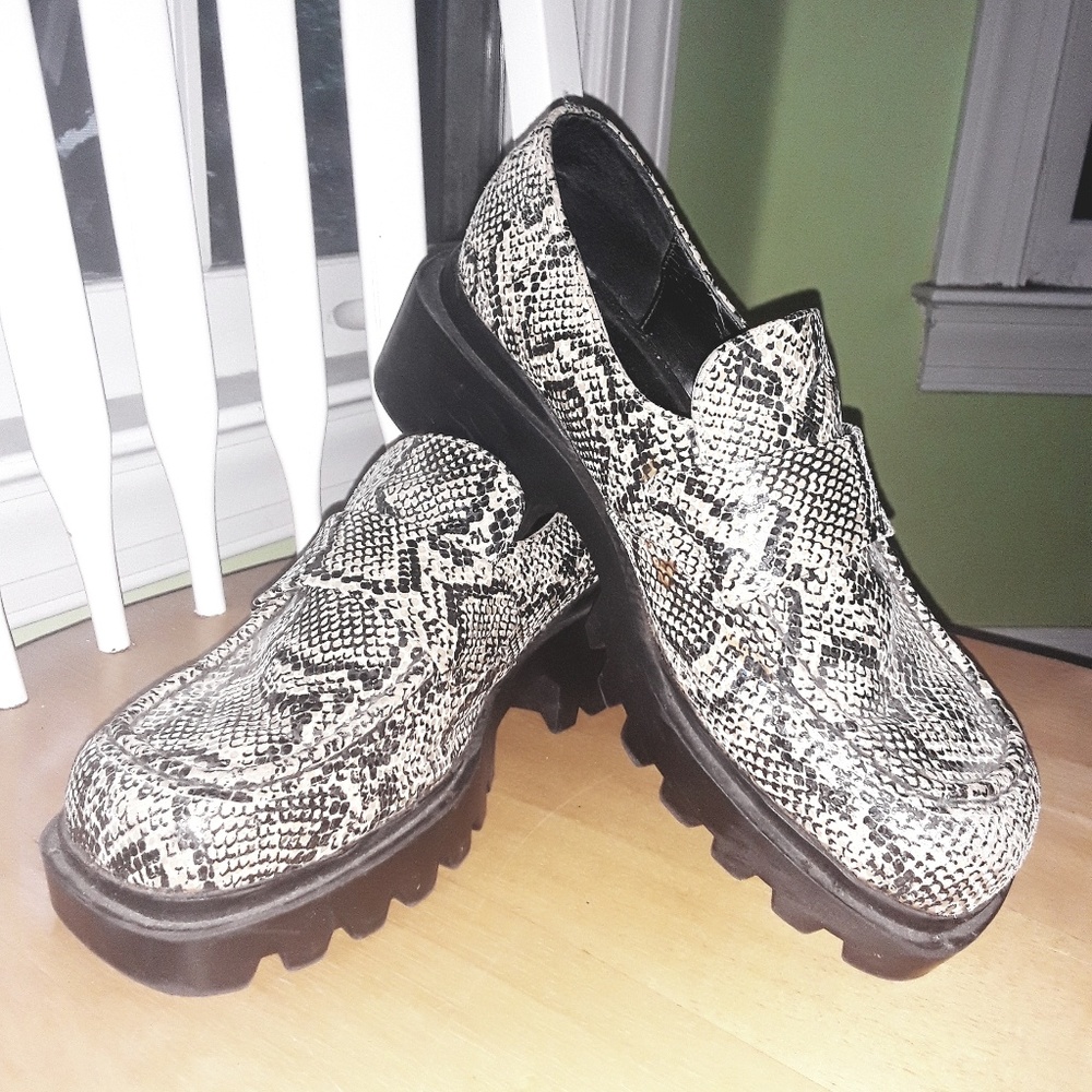 Womens snakeskin shoes w/ wedge heel, SZ 8